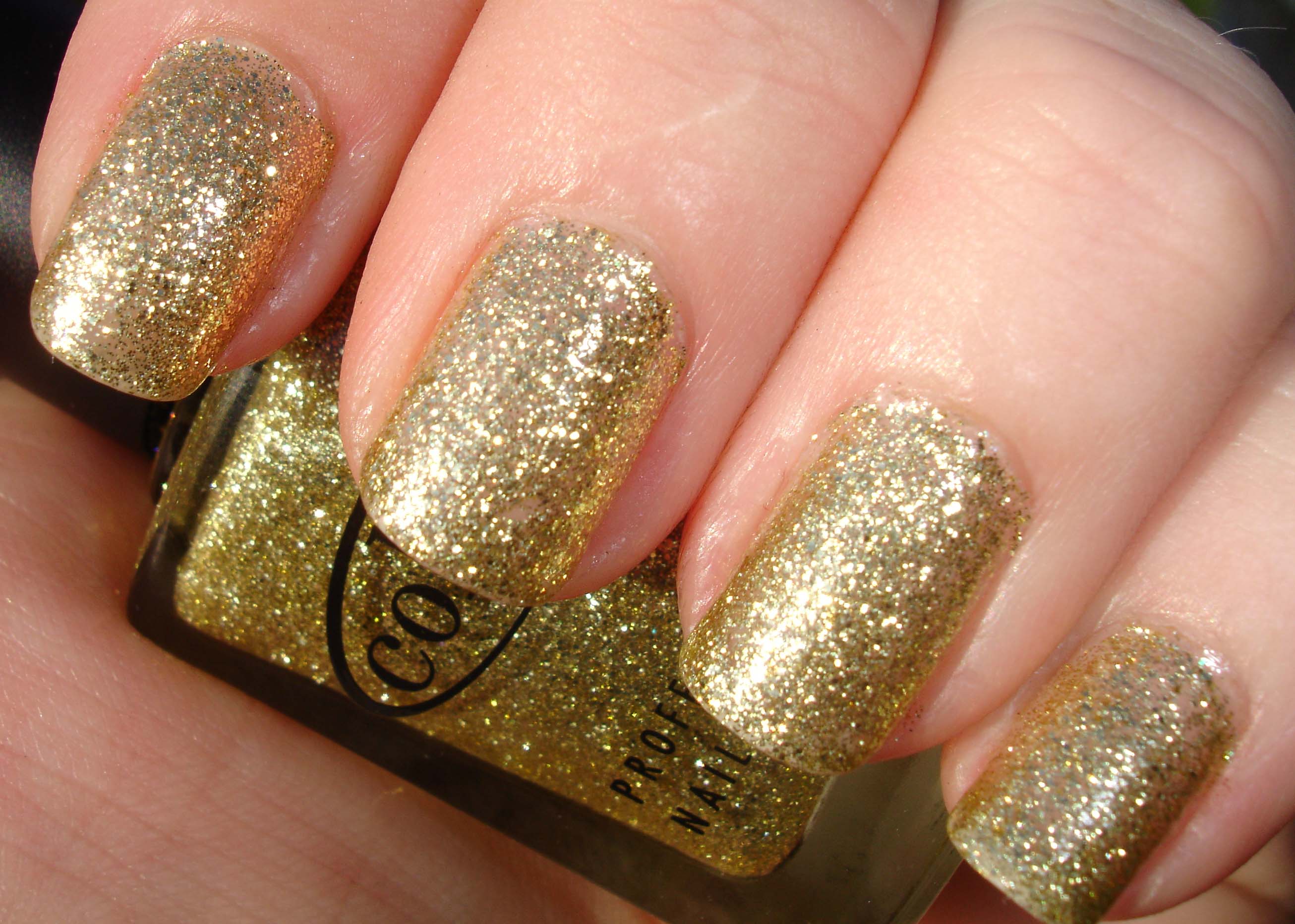 Ногти золотые новинки. Золотые ногти. Маникюр золото. Золотой маникюр. Ногти с золотыми блестками.